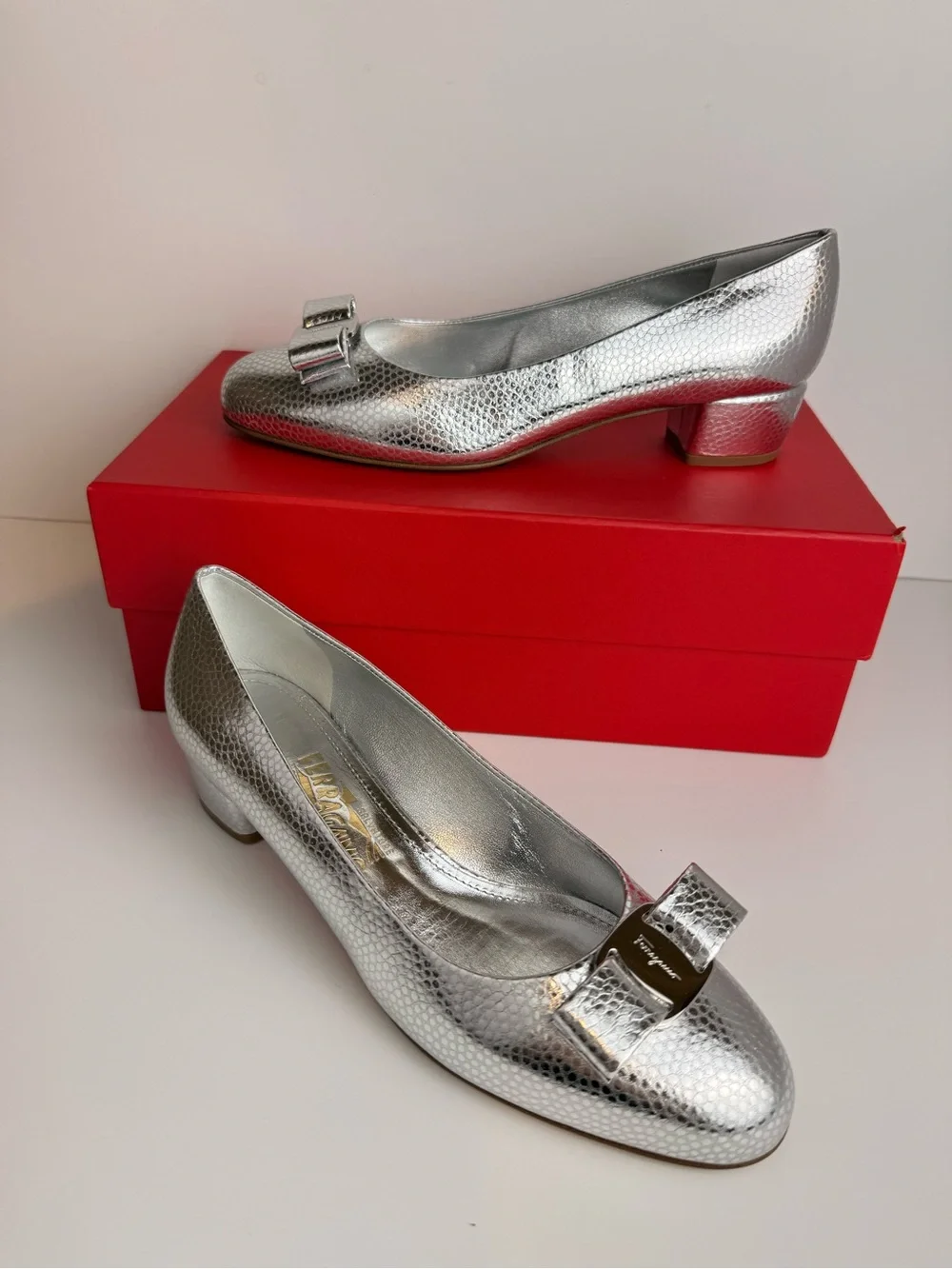 Ferragamo Vara Manta Bow Leather 30mm Pumps In Silver Size 8D